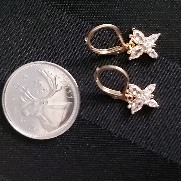 🎉 FREE WITH PURCHASE🎉 Gold Tone and Crystal Butterfly Leaverback earrings - Picture 1 of 3